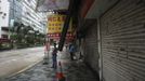 A man stands near a damaged electronic advertisement board after Typhoon Vicente hit Hong Kong July 24, 2012. A severe typhoon hit Hong Kong on Tuesday, disrupting business across the financial hub, with offices and the stock market to remain closed for at least part of the morning after the city raised its highest typhoon warning overnight. REUTERS/Tyrone Siu (CHINA - Tags: ENVIRONMENT DISASTER BUSINESS) Published: Čec. 24, 2012, 3:08 dop.