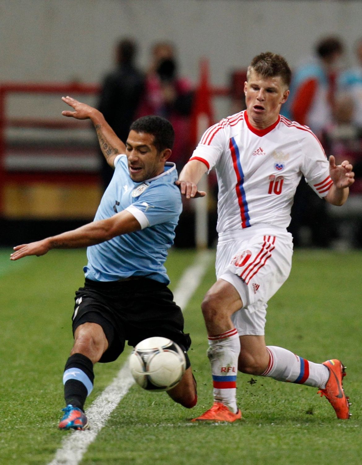 Andrej Aršavin v souboji s Walterem Garganem, přátelské utkání: Rusko - Uruguay
