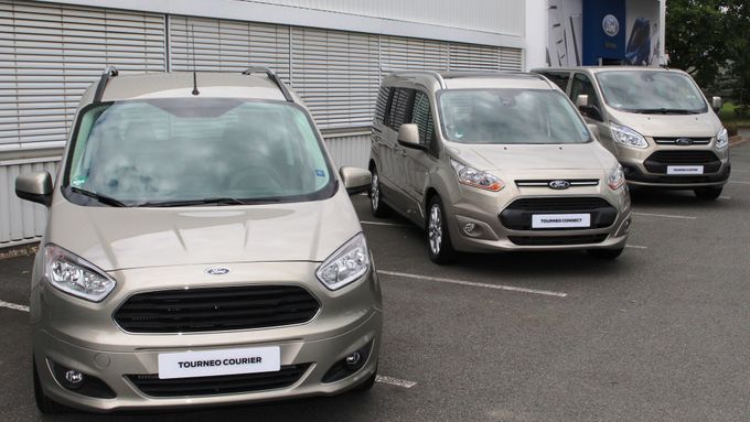Toto jsou tři dodávky nové Fordu určené pro přepravu lidí.