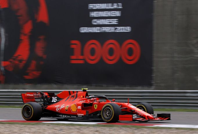 Charles Leclerc ve Ferrari na trati VC Číny 2019.