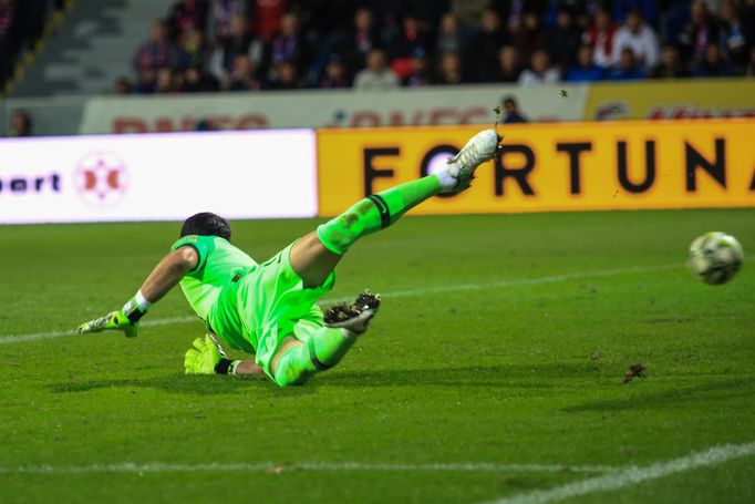 Florin Nita v zápase 10. kola Plzeň - Sparta.