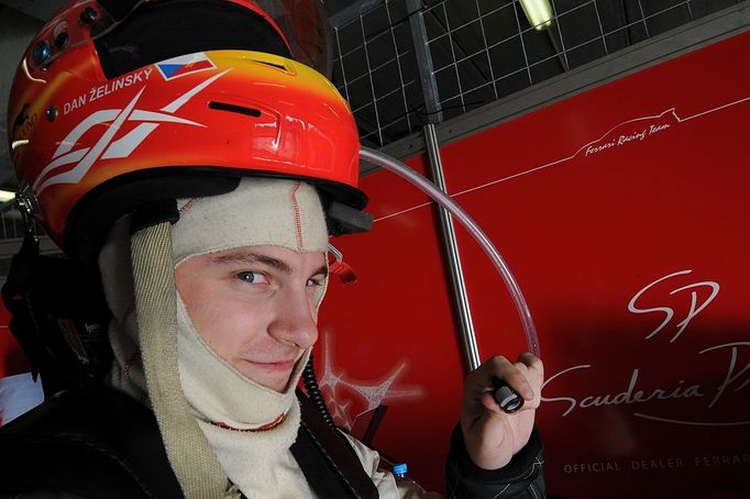 Cíl závodu se blíží, napětí roste, Daniel Želinský, jeden z pilotů červeného ferrari týmu Menx se chystá na svou porci času za volantem.