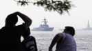 A military parade of ships makes its way up the Hudson River past the Statue of Liberty during the start of Fleet Week in New York May 23, 2012. REUTERS/Shannon Stapleton (UNITED STATES - Tags: MARITIME SOCIETY MILITARY) Published: Kvě. 23, 2012, 6:14 odp.