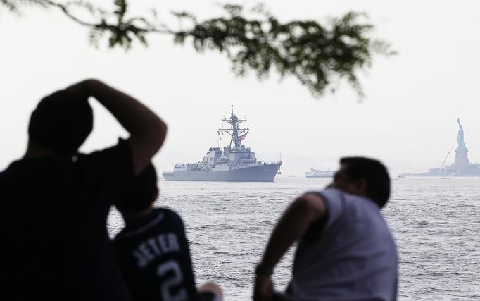 A military parade of ships makes its way up the Hudson River past the Statue of Liberty during the start of Fleet Week in New York May 23, 2012. REUTERS/Shannon Stapleton (UNITED STATES - Tags: MARITIME SOCIETY MILITARY) Published: Kvě. 23, 2012, 6:14 odp.