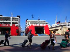 Bezradní turisté v přístavu Pireus