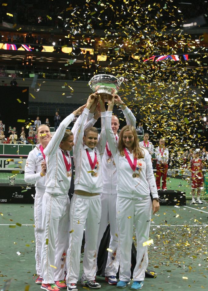 České tenistky slaví vítězství ve Fed Cupu 2012 nad Srbkami.