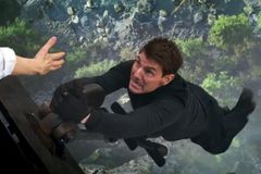 Tom Cruise visí po pádu vlaku. Vyšel nový trailer z další Mission: Impossible