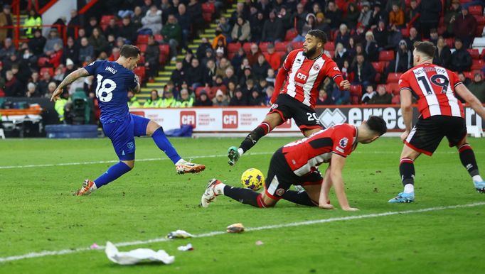 Soccer Football - Premier League - Sheffield United v West Ham United - Bramall Lane, Sheffield, Britain - January 21, 2024 West Ham United's Danny Ings shoots at goal RE