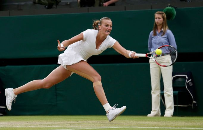 Petra Kvitová v zápase s Kirsten Flipkensovou na Wimbledonu 2013