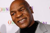 Světová jednička v boxu Mike Tyson byl na vrcholu své kariéry, když ho soudce v roce 1992 odsoudil za znásilnění osmnáctileté dívky. Tyson si odseděl tři roky ve vězení.