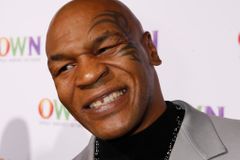 Video: Tysonovo řádění v ringu slaví výročí. Přesně před dvaceti lety ukousl Holyfieldovi kus ucha
