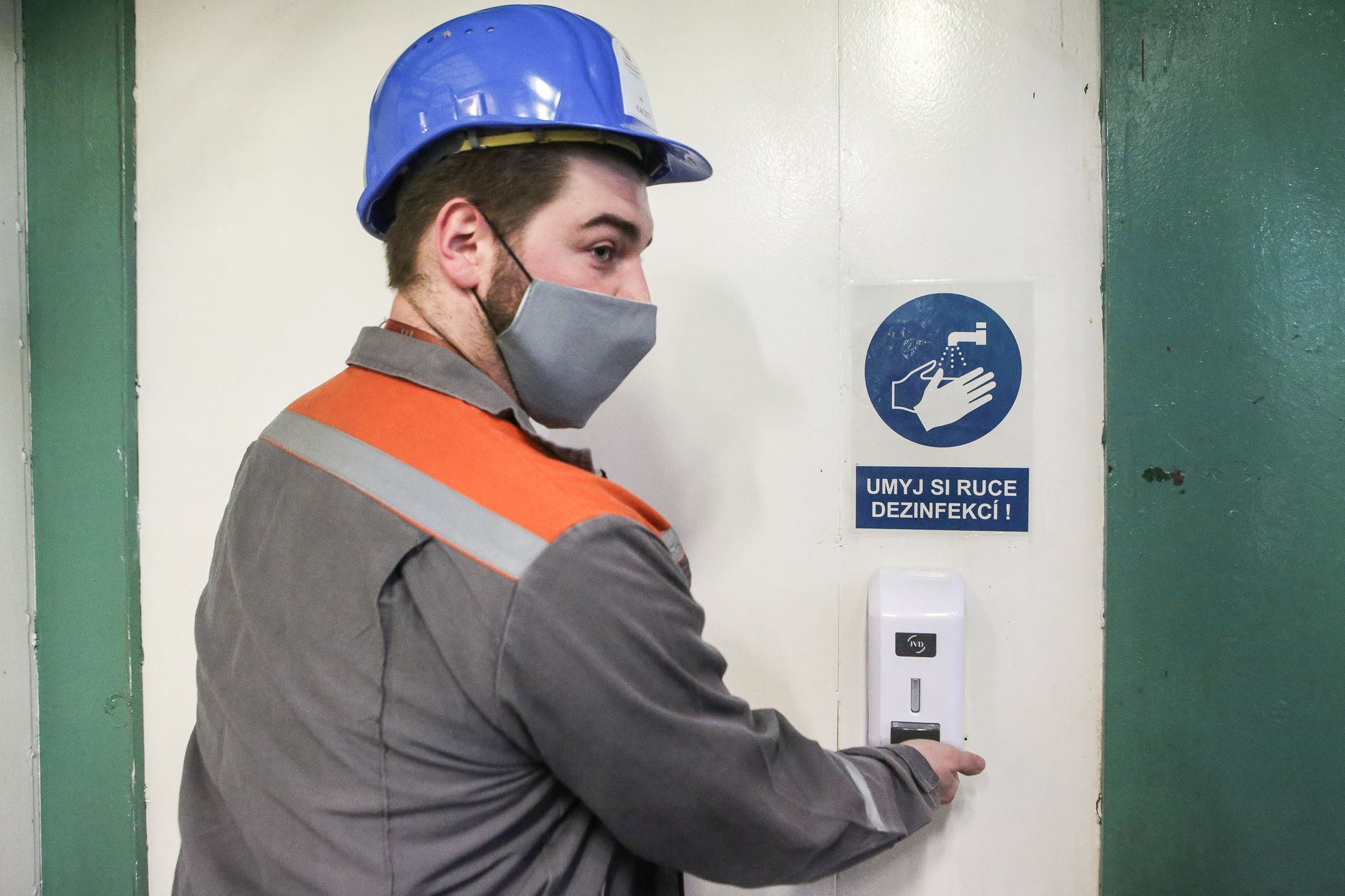 ČEZ Jaderná elektrárna Dukovany, pandemie, rouška, práce, průmysl, ekonomika, koronavir, mytí rukou