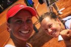 Andrea Sestini Hlaváčková si s Barborou Strýcovou po vítězném čtvrtfinále v Římě