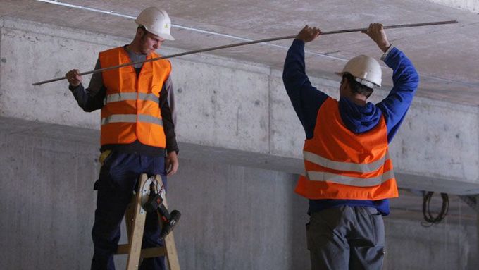Stanice metra Prosek: dělníci na stavbě.
