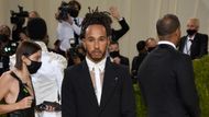 Metropolitní muzeum v New Yorku ožilo v pondělí večer "módními Oskary". Těch se zúčastnily i některé sportovní superstars, jako například pilot formule 1 Lewis Hamilton. Zaujal i nezvyklou ozdobou kalhot.