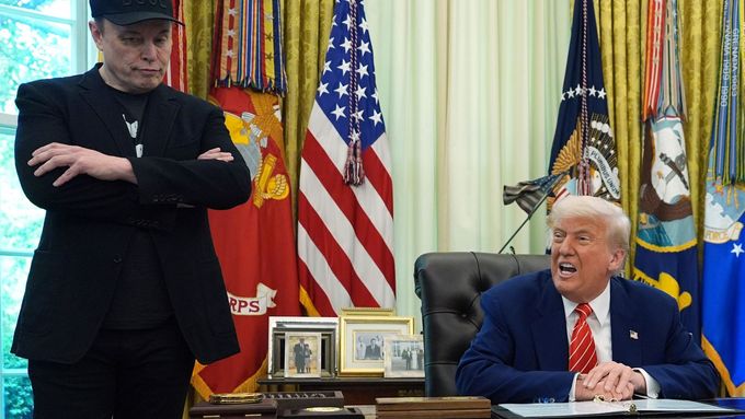 Americký prezident Donald Trump se s Elonem Muskem coby nejbohatším člověkem světa dostal do sporu kvůli zákonu o výdajích, který Musk vnímá jako nepříznivý k jeho podnikatelským aktivitám.