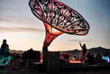 Snímky z výstavy World on Fire, dokumentující kultovní festival Burning Man.