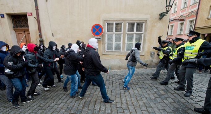 Maskovaní útočníci na demonstraci na Malé Straně.