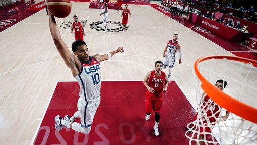 Basketbalisté USA napravili na olympijském turnaji porážku s Francií a Írán bez potíží přejeli.