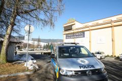Řidič prchal před policií a při tom se s ní srazil