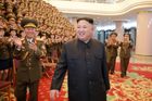 Kim Čong-un si nechává upravovat uši. V KLDR jsou retuše na fotografiích běžné