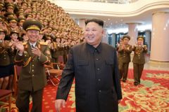 Kim Čong-un si nechává upravovat uši. V KLDR jsou retuše na fotografiích běžné