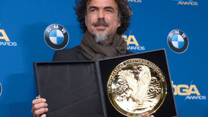 Alejandro Gonzales Iňarritu s trofejí pro nejlepšího režiséra od profesního sdružení DGA.