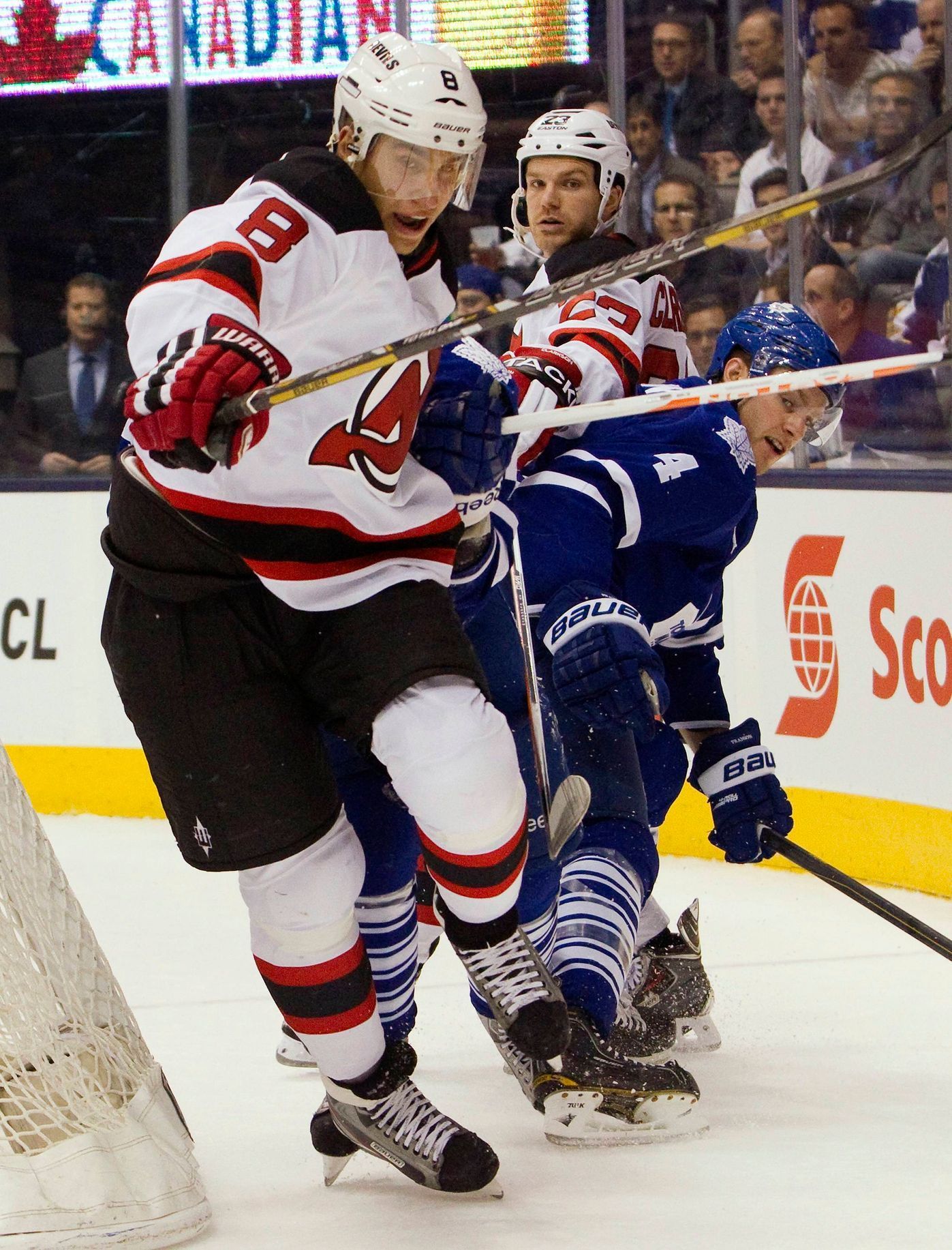 Zubrus a Franson bojují o puk v NHL 2013