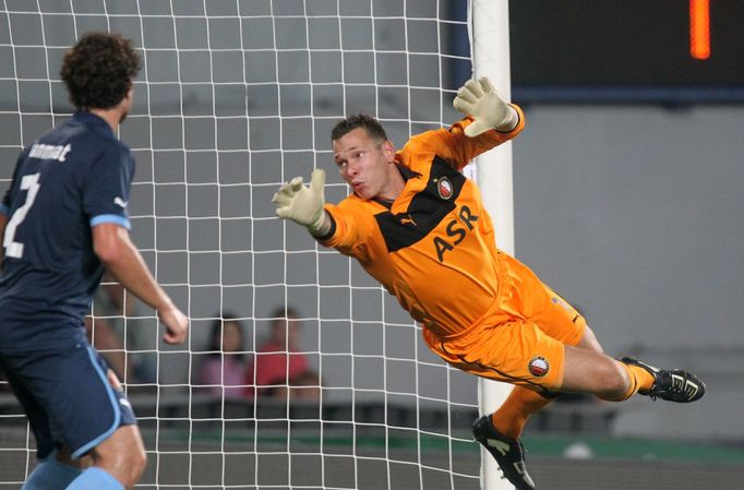 Fotbalisté Feyenoordu Daryl Janmaat (vlevo) a brankář Erwin Mulder se marně snaží zabránit gólu v odvetném kvalifikačním utkání Evropské ligy 2012/13 se Spartou Praha.