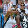 Sabine Lisická a Serena Williamsová na Wimbledonu
