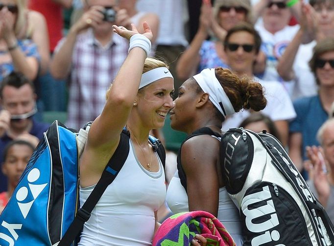 Sabine Lisická a Serena Williamsová na Wimbledonu.