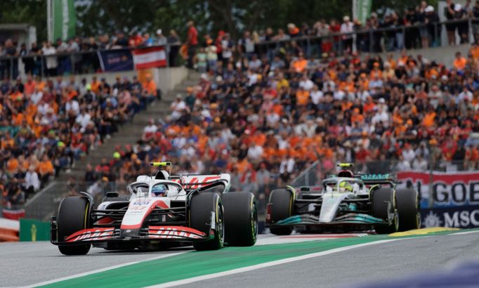 Mick Schumacher, Haas a  Lewis Hamilton, Mercedes při GP Rakouska F1 2022