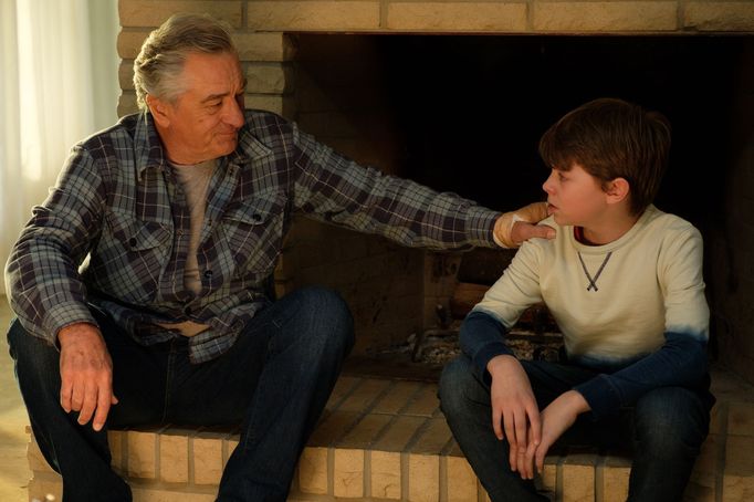 Robert De Niro hraje dědečka Eda, Oakes Fegley malého Petera.