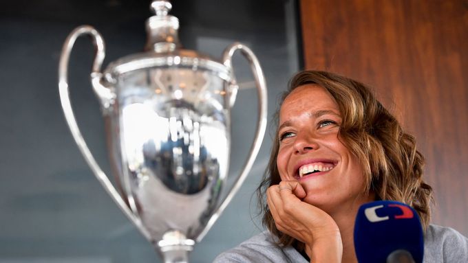 Barbora Strýcová s trofejí z Wimbledonu