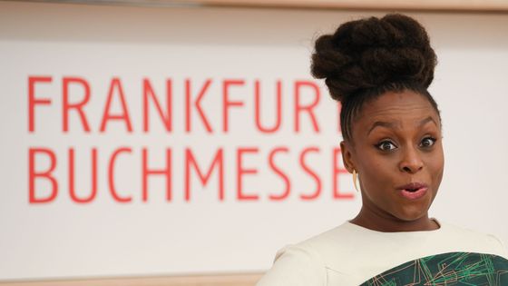 Zahajovací řeč přednesla Chimamanda Ngozi Adichieová.