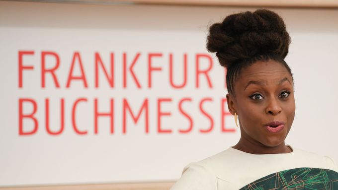 Zahajovací řeč přednesla Chimamanda Ngozi Adichieová.