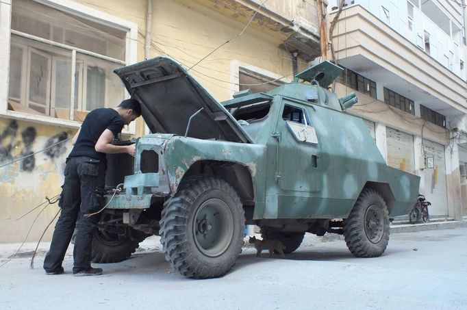 Za "frontovou linií". Jeden z povstalců dává dohromady porouchané auto. Homs, 1. 7. 2012.