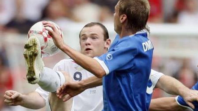 Wayne Rooney v souboji s Dmitrijem Kruglovem v kvalifikačním utkání Anglie s Estonskem.