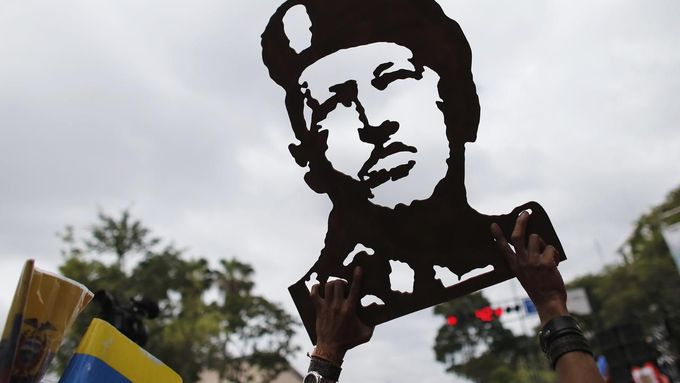 Chávezova podobizna na jedné z protivládních demonstrací.