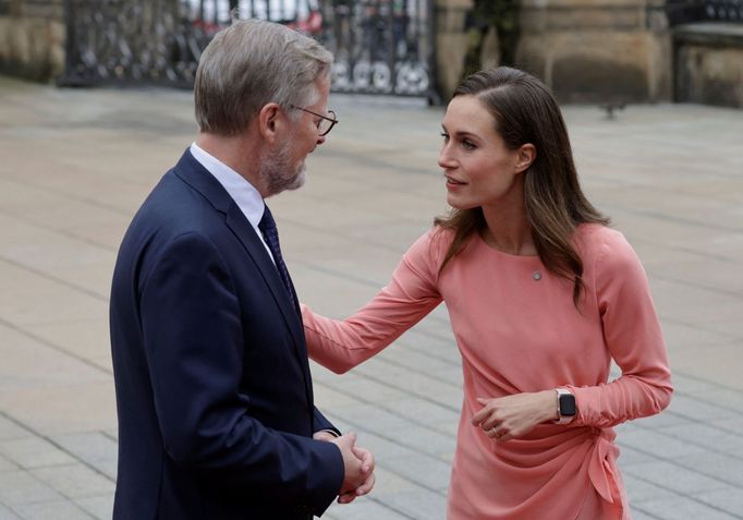 V Praze začíná první jednání Evropského politického společenství. Politické představitele vítá na Pražském hradě premiér Petr Fiala.