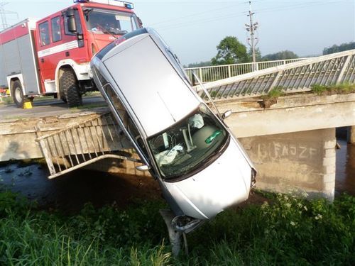 Auto prorazilo u Měnína na Brněnsku most