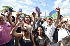 "Policejní vrazi!" volali protestující v Teplicích. Z piety se stala demonstrace