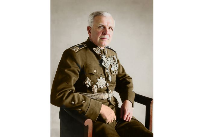 Divizní generál Karel Husárek, vedoucí Ředitelství opevňovacích prací, architekt československého opevnění a Pražské čáry, před 1950. Ilustrační kolorizace.