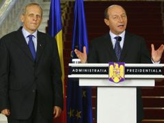 Prezident Basescu (vpravo) a tehdy ještě nastávající premiér Theodor Stolojan na tiskové konferenci