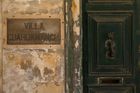 Vila Guardamangia, jak zní oficiální jméno, stojí v úzké uličce na stejnojmenném kopci a stala se sídlem budoucího královského páru poté, co prince Philipa povolalo na Maltu britské vojenské námořnictvo.