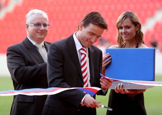 Šmik! Vladimír Šmicer právě otevřel stadion v Edenu pro zábavu a hry. O několik okamžiků později shodou okolností v první minutě zápasu vstřelil první branku na novém hři