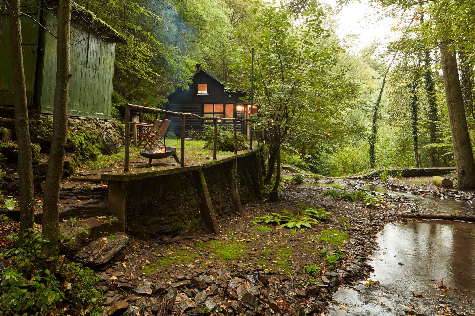 chata na vodopádu, bydlení, chata, chalupa, příroda, ubytování