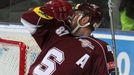 Hokejista klubu HC Sparta Praha Petr Ton (vpravo) a Michal Gulaši v prvním kole hokejové Tipsport extraligy 2012/13 s Energií Karlovy Vary.