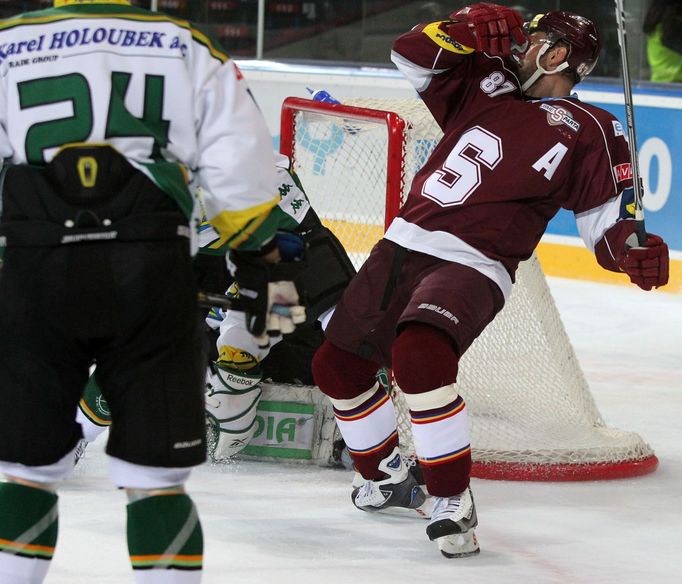 Hokejista klubu HC Sparta Praha Petr Ton (vpravo) a Michal Gulaši v prvním kole hokejové Tipsport extraligy 2012/13 s Energií Karlovy Vary.