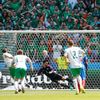 Euro 2016, Francie-Irsko: Robbie Brady dává z penalty gól na 0:1